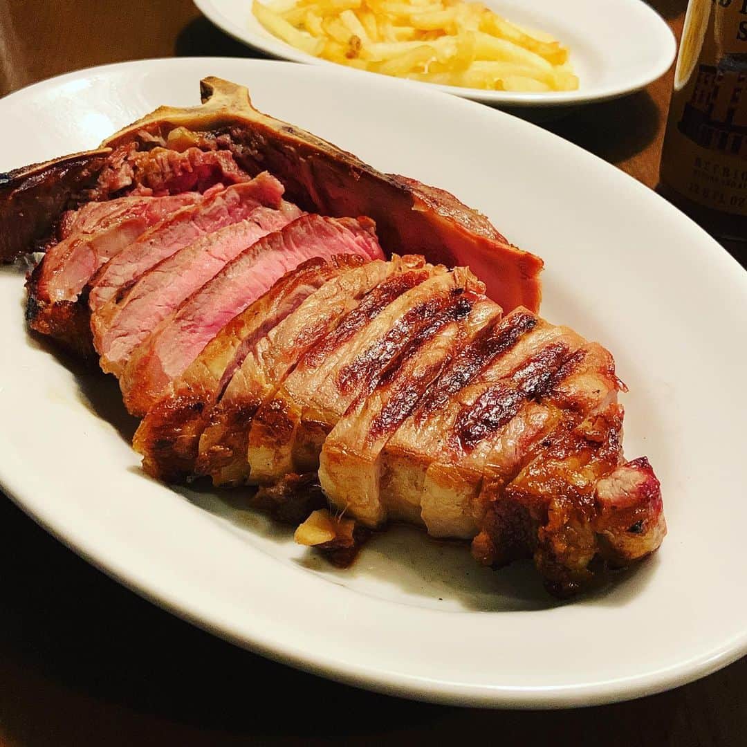 志摩有子さんのインスタグラム写真 - (志摩有子Instagram)「BBQの主役はピータールーガー　@peterluger_steakhouse_tokyo の骨付き熟成肉のステーキを奮発。 サクッとした食感で噛み締めるたびに旨みがほとばしる。夏っぽく青唐辛子とライムを効かせたサルサで食してみた。副菜はシーザーサラダ、メキシコ風のグリルドコーンにフライドポテトも忘れずに。  #BBQ #熟成肉 #熟成ステーキ #屋上生活 #屋上BBQ」8月11日 23時15分 - ariko418