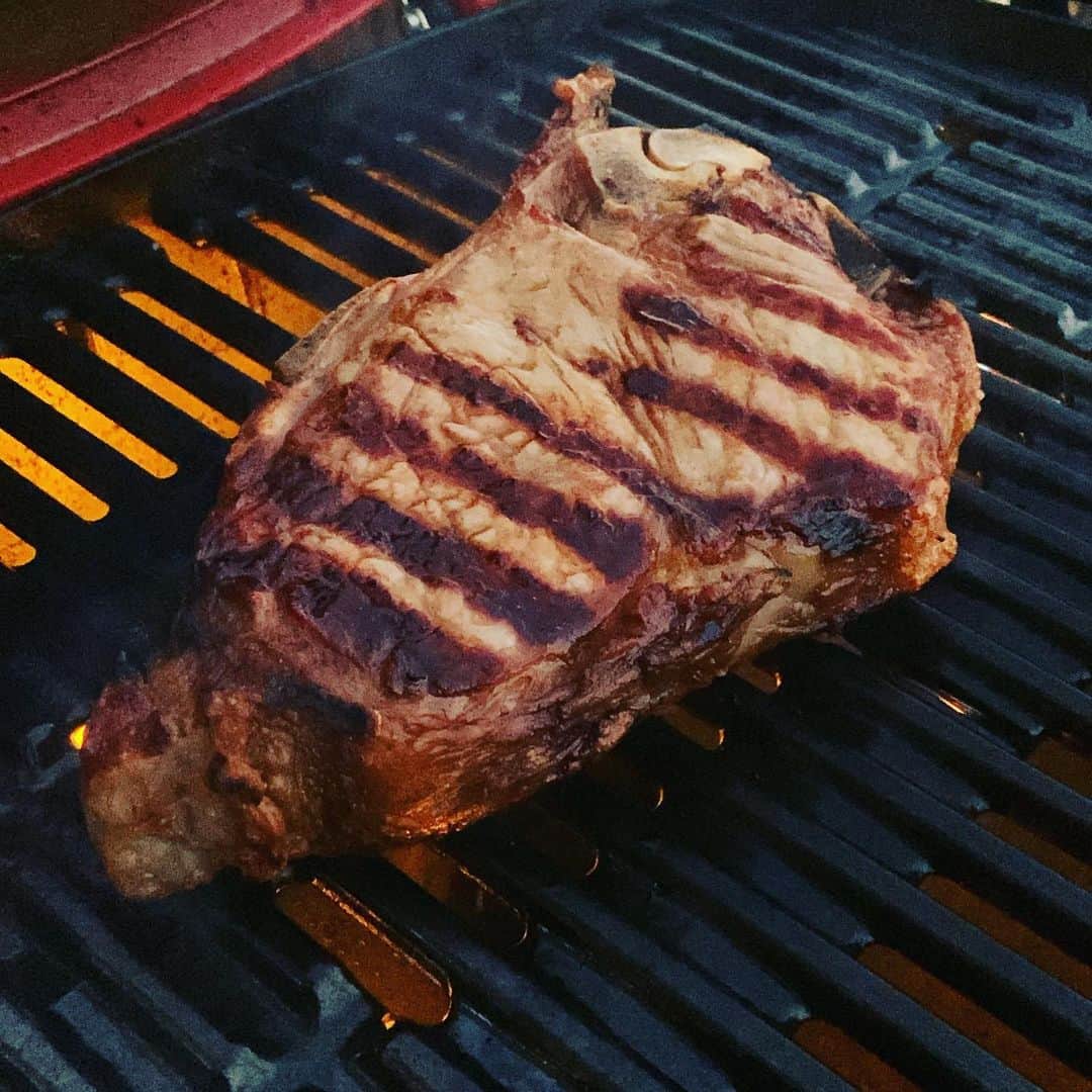 志摩有子さんのインスタグラム写真 - (志摩有子Instagram)「BBQの主役はピータールーガー　@peterluger_steakhouse_tokyo の骨付き熟成肉のステーキを奮発。 サクッとした食感で噛み締めるたびに旨みがほとばしる。夏っぽく青唐辛子とライムを効かせたサルサで食してみた。副菜はシーザーサラダ、メキシコ風のグリルドコーンにフライドポテトも忘れずに。  #BBQ #熟成肉 #熟成ステーキ #屋上生活 #屋上BBQ」8月11日 23時15分 - ariko418