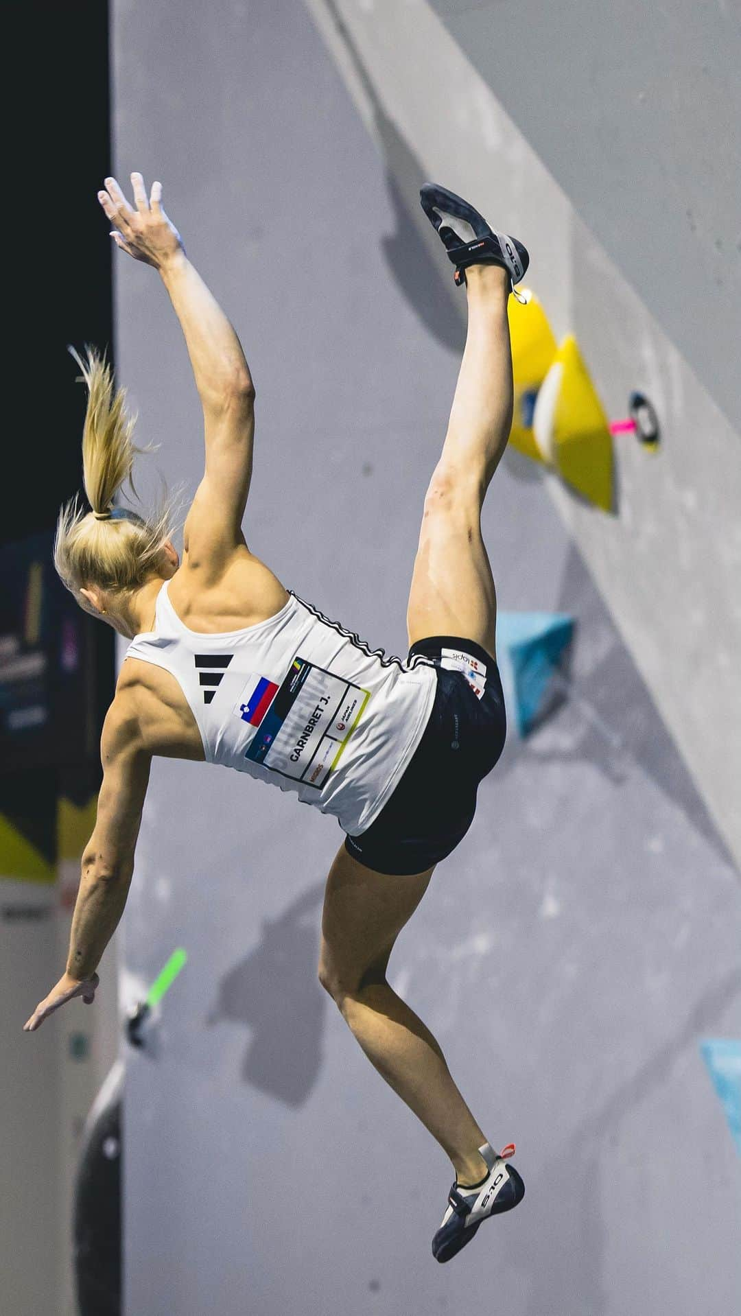 ヤンヤ・ガンブレットのインスタグラム：「Brace for impact! 🥴🙃 This video shows the hard hit I took on the second semi final Boulder. My head and neck hurt instantly and for a split second I thought it would effect the onward course of my Championships. Although I felt the effects throughout the remaining boulders I was happy to have been able to continue.   Luckily yesterday was a rest day and my physio helped get rid of the whiplash it caused. I feel it still a little bit hope it won’t bother me too much tonight for the finals. Thank you for all the messages of support! Let’s go!!! 😈  🎥 @louderthan11 @adidasterrex   @redbull @redbullsi @adidas @allianz @feelslovenia @fiveten_official @camp1889outdoor @postanivojak @rhinoskinsolutions」