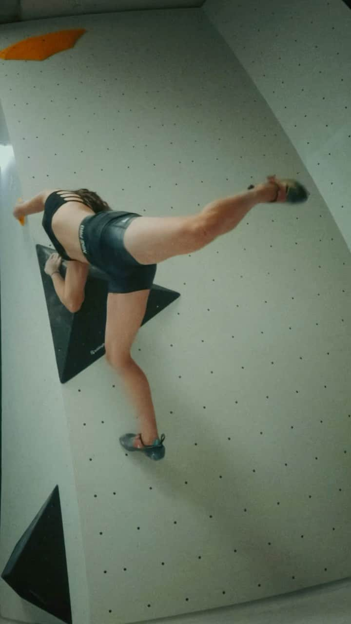 ウド・ノイマンのインスタグラム：「from our experiments @stuntwerk_troisdorf with @eva.kallia @sebastian.knb @sotirisbellos playing with @holdinggrips and @evolutionvolumes  #ideastoimproveyourclimbing #climbingtechniqueofthe21stcentury #climbingperformancecoaching #routesetting #bouldering #movementculture」