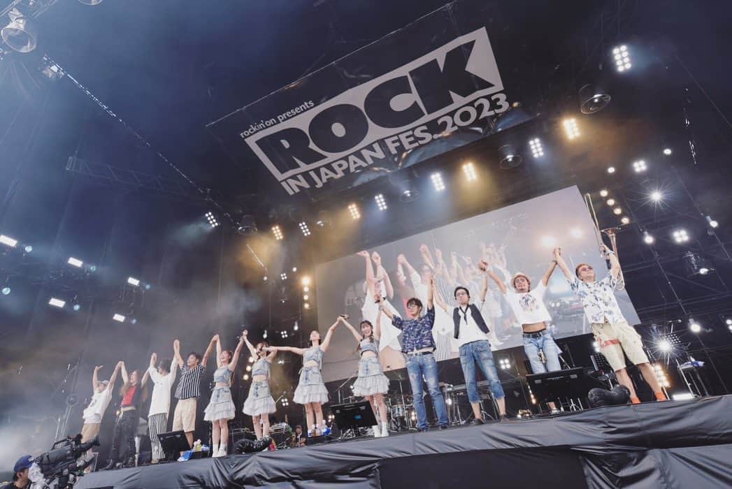 玉井詩織のインスタグラム：「🩷❤️💛💜 ROCK IN JAPAN FES 2023 今年もありがとうございました！  たくさん盛り上がってくれて 本当に嬉しかったです！😆  いっぱい汗かいたー！☀️  #rockinjapan  #momoclo」