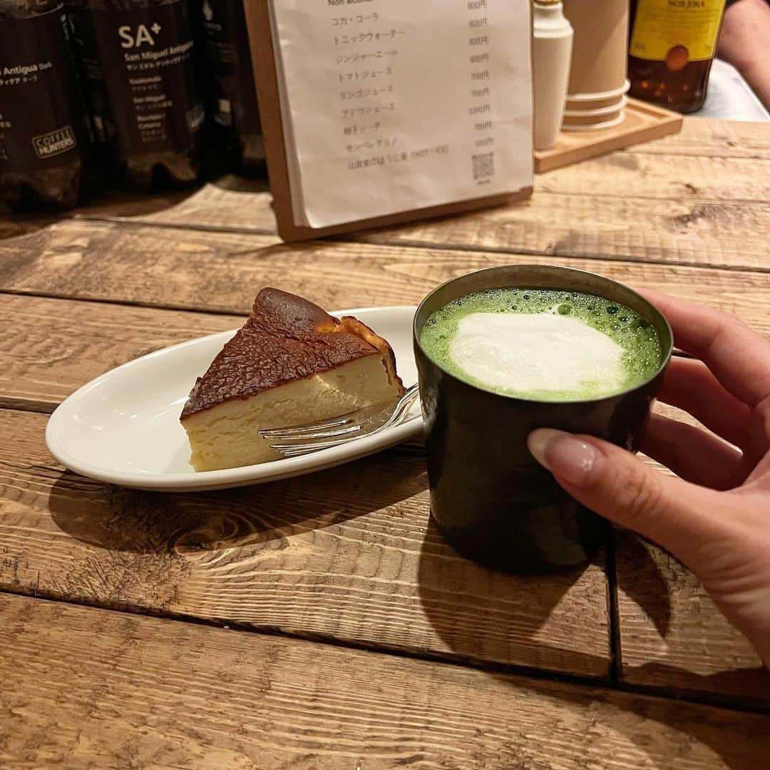 三谷紬さんのインスタグラム写真 - (三谷紬Instagram)「🧀🍵 最近ハマって通いまくっているスペインバル🇪🇸 このタルタデケソ（スペイン語でバスク風チーズケーキ）♡ 本当に美味しいのです‼︎‼︎ 岩塩をかけて食べるとより絶品😋 甘みの少ないこの抹茶ラテが合います。 同い年の雪平莉左ちゃんと夜な夜な語って たくさん食べた日😌🫶 * #雪平莉左 ちゃん#同い年#美味しい競馬#競馬#番組#1994年#生まれ#スペイン#スペインバル#スパニッシュ#spanish#spain#タルタデケソ#バスクチーズケーキ#美味#抹茶ラテ#🍵#🧀#テレビ朝日#アナウンサー#三谷紬」8月11日 23時20分 - mitani_tsumugi