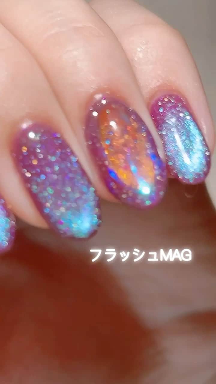 agehaのインスタグラム：「先日ご紹介したフラッシュMAG 姪っ子ちゃんがくいついた！！（笑） #フラッシュMAG  #ミキシングカスタムジェル #秘密レシピ㊙️  @agehanails  レシピは動画を見てね^ ^  フラッシュ写真じゃなくても 綺麗に見えるから好き❤️  カスタムマニアさん 他にはないものを 提供出来るサロンが 日本でも、、 たくさん増えたらいいな♡」
