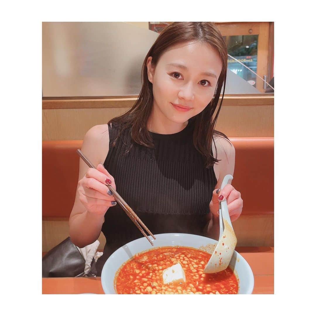 阿井莉沙のインスタグラム：「明日の川崎フロンターレvsヴィッセル神戸戦のホームゲームイベントは、年始の新体制発表会見でこのイベントの発表を聞いてからとても楽しみにしていました🍜💙  そうです、、、！ 『オールニュータンワールド』！  川崎のソウルフードである『元祖川崎ニュータンタンメン本舗』とのコラボレーションイベント🌟  私も多い時には週一で食べてしまう、大好きでたまらないラーメン🍜  私のおすすめは『バター、コーントッピングの鬼辛』です✨ 店舗により味やトッピングの量が異なるので、美味しいよと聞いた店舗を回るのも楽しみのひとつです。  明日はニュータン通の方々の、新たなアレンジやトッピング情報が聞けることも楽しみです。笑  試合はもちろん、イベントも楽しんでいきましょー😌！！  #frontale #川崎フロンターレ #オールニュータンワールド  #元祖川崎ニュータンタンメン本舗  #ニュータンタン  #最高のご褒美飯🍜 #どこに載せるわけでもないけど #食べる度に嬉しくて写真撮ってしまう #私のニュータンコレクション」