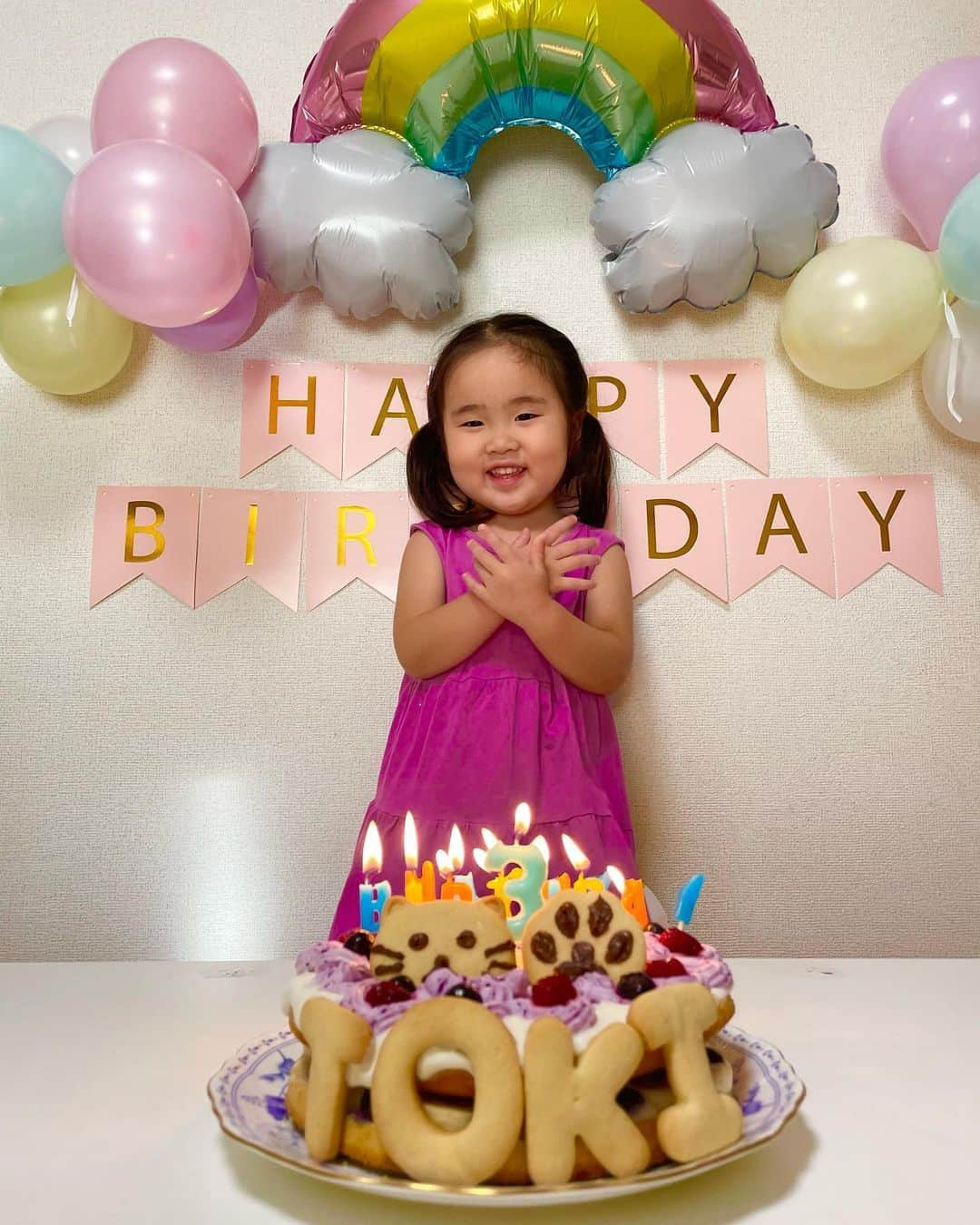 凰津りさのインスタグラム：「私の可愛いトキちゃん❤️  お誕生日おめでとう🎈 先日、３歳になりました。  早いもので、、、 3年なんてあっという間でした。  2人目になったら写真撮る余裕もなくなってるし、声かける頻度も下がっているので反省。。。  めちゃくちゃママっ子なので保育園行ってない日は一日中べったりで本当に大変ですが、 自分の世界を持っていて、 穏やかな性格で、食いしん坊で、足グセ悪くて、お歌が大好きで、数字とアルファベットが大好きなトキちゃんは本当に私の宝物。  私の心の余裕のなさから、寂しい想いをさせてしまっている時もあると思う。  どんなに余裕がない時でも、寛大な母で居られるように努力しなきゃいけないな🔥  あなたの人生は私が命をかけて守るからね。  トキにとって最高の環境を与え、自分自身にも悔いがない様にトキと全身全霊で過ごしたいと思いますっっ‼️  好きなものは マミー特製カレー バリバリしたもの 牛乳 あんこ バナナ🍌 みかん🍊オレンジ🍊 虹🌈 ママ👩❤️」