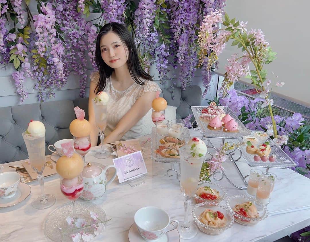 太田理恵のインスタグラム：「可愛い空間ってテンション上がるよね🍑✨ 季節ごとに行きたい🥰  #アフターヌーンティー　#ヌン活 #中目黒カフェ #女子会　#桃パフェ #桃スイーツ #都内カフェ #インスタ映え #可愛いカフェ #アフヌン」