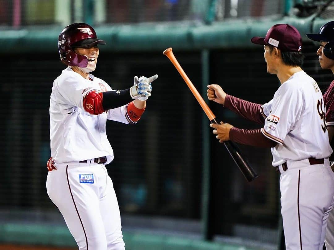 東北楽天ゴールデンイーグルスさんのインスタグラム写真 - (東北楽天ゴールデンイーグルスInstagram)「⚾️  ⚾️E 5-0 B⚾️  岸選手が9回108球5安打無失点6奪三振で5勝目‼️‼️ 圧巻のピッチングで2シーズンぶりの完封勝利✨✨✨ 打っては阿部選手が先制2号ソロを含む4安打2打点🔥🔥 鈴木大地選手は6回に代打で出場し4号2ラン👏🏼👏🏼 さらに小郷選手がタイムリー2ベースなど2安打1打点😆 遅くまで応援ありがとうございました‼️‼️  #鷲が掴む #rakuteneagles  #岸孝之  #炭谷銀仁朗 #阿部寿樹 #鈴木大地 #小郷裕哉」8月11日 23時32分 - rakuten_eagles