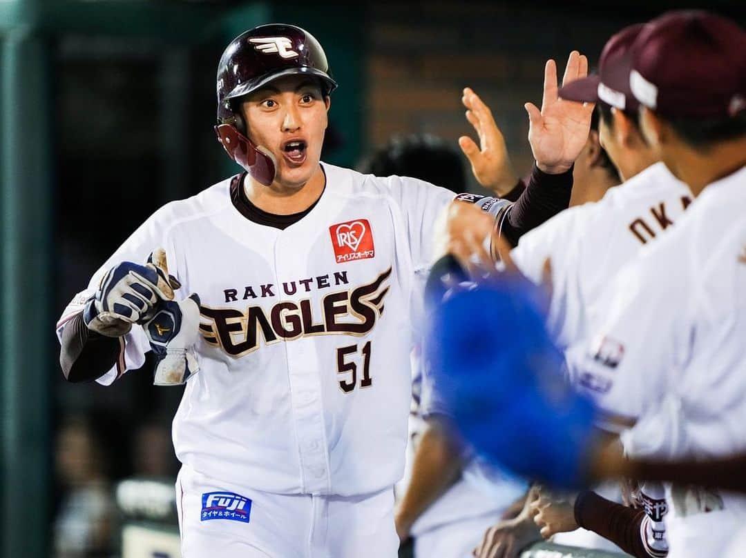 東北楽天ゴールデンイーグルスさんのインスタグラム写真 - (東北楽天ゴールデンイーグルスInstagram)「⚾️  ⚾️E 5-0 B⚾️  岸選手が9回108球5安打無失点6奪三振で5勝目‼️‼️ 圧巻のピッチングで2シーズンぶりの完封勝利✨✨✨ 打っては阿部選手が先制2号ソロを含む4安打2打点🔥🔥 鈴木大地選手は6回に代打で出場し4号2ラン👏🏼👏🏼 さらに小郷選手がタイムリー2ベースなど2安打1打点😆 遅くまで応援ありがとうございました‼️‼️  #鷲が掴む #rakuteneagles  #岸孝之  #炭谷銀仁朗 #阿部寿樹 #鈴木大地 #小郷裕哉」8月11日 23時32分 - rakuten_eagles