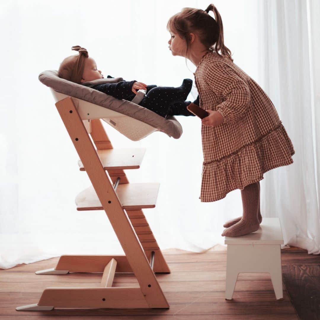 Stokke Japanさんのインスタグラム写真 - (Stokke JapanInstagram)「ちょっと届かないけど、エアーキスをあげるね！  写真：トリップ トラップに新生児用シート「ニューボーンセット」をつけて  📸: @anastazja.and.theo Design: Peter Opsvik  #ストッケ #トリップトラップ #ストッケトリップトラップ #stokke #tripptrapp #ニューボーンセット #ベビーチェア #ハイチェア #キッズチェア #子供椅子 #新生児 #ハイチェアデビュー #大人まで使える #初めての一生もの #出産準備リスト #出産準備 #北欧インテリア #北欧カラー #夏生まれベビー #ベビーラック」8月11日 23時32分 - stokkejapan