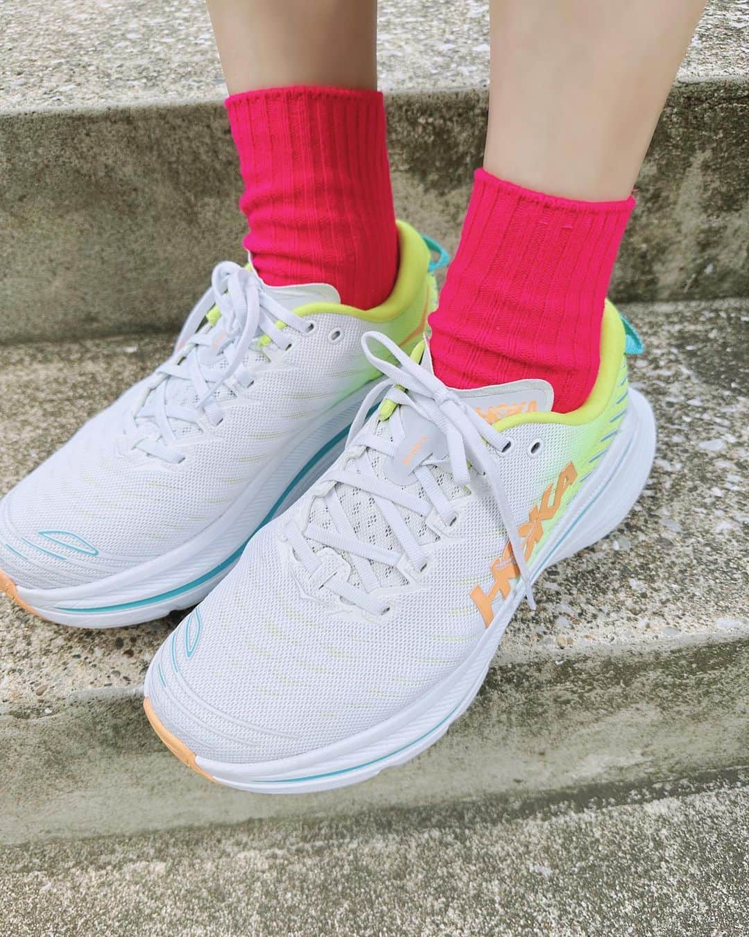 桐谷蝶々のインスタグラム：「🏃‍♀️✨  HOKAのランニングシューズが快適すぎて2足目を買ってしまいました。  見た目も可愛いし機能的で良き😍❤️  と、言いつつ…暑くて全然走ってなかったので…今日久しぶりに走ってみたらダメダメでした😌  これから走るぞ〜🏃‍♀️  #ランニング #ランニング初心者 #ロードランニングシューズ #ボンダイエックス #hoka #ランニングシューズ」