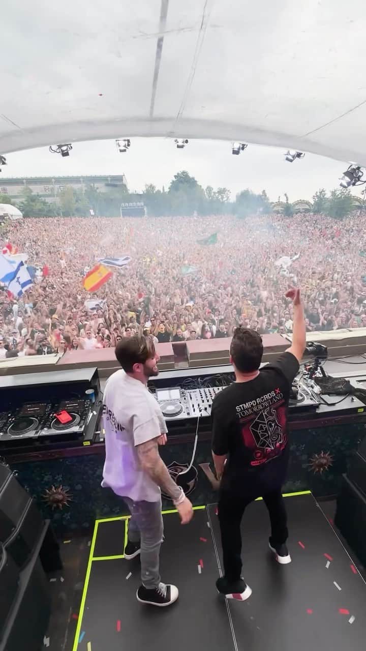 マーティン・ギャリックスのインスタグラム：「my full @tomorrowland set together with my brother @alesso is up on my youtube now! link in bio」