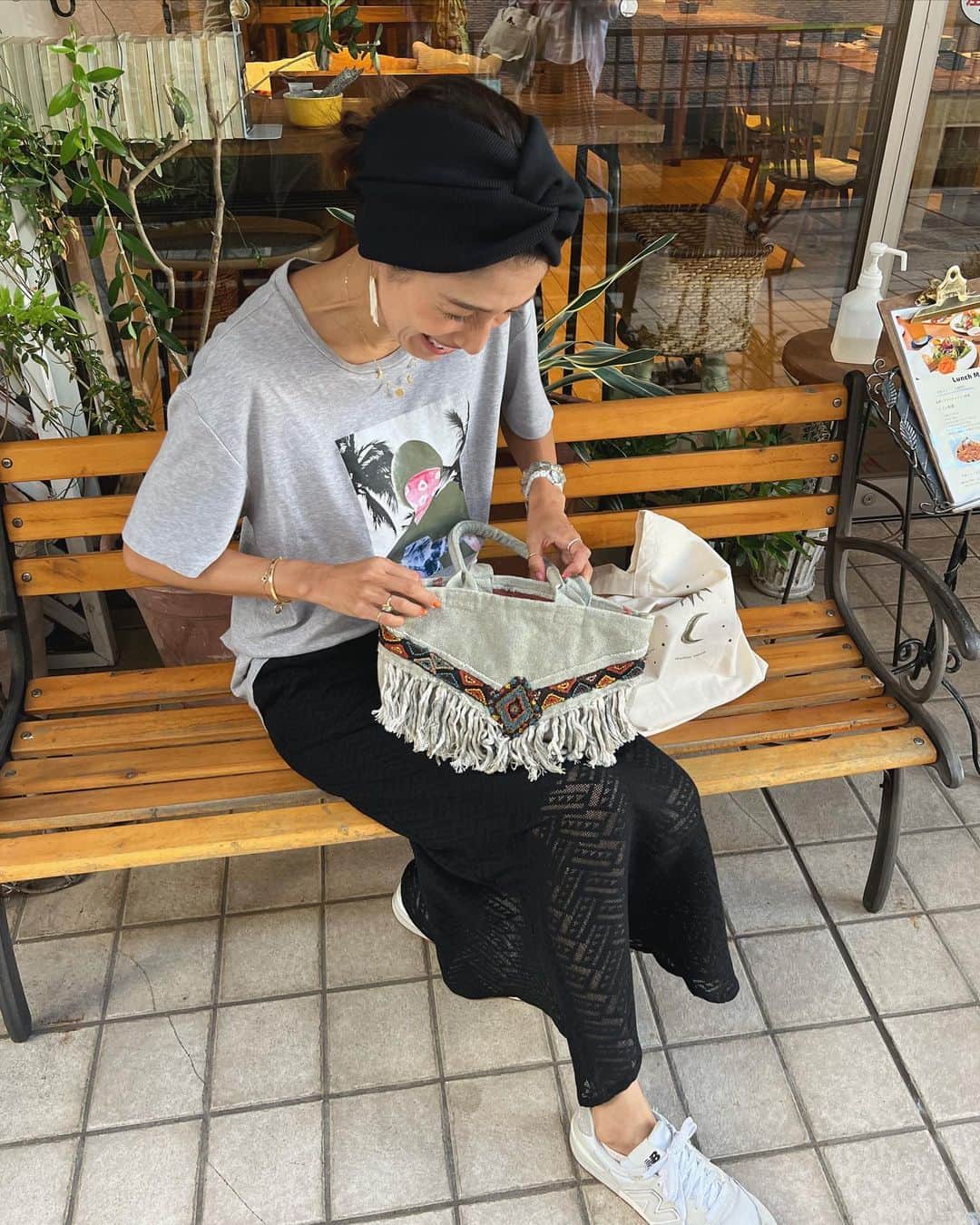 eiko kagamiのインスタグラム：「大好きなみんなとランチ♡  そして新たにオーダーしていたえりさんbag  @nine.mood を受け取り😍 とっても絶妙で可愛いくすみカーキで作ってもらったよ🫶 新しいデザインも、一目惚れ♡ サンドレスのお洋服とも相性バッチリだ🙈  やすよとえりさん、本当に心が綺麗で愛が溢れてて いずみちゃんと帰り道にしみじみ振り返りで語りつつ😂✨、 やすよのピアスで📸🤍  満たされた会話で本当に時間があっという間だった！ カフェのランチもデザートも美味しかった🤤✨  みんなどうもありがとう♡♡ . . . . . . #ninemood#ハンドメイド#ハンドメイドバッグ#ハンドメイドピアス#ハンドメイドアクセサリー#ランチ#成田カフェ」