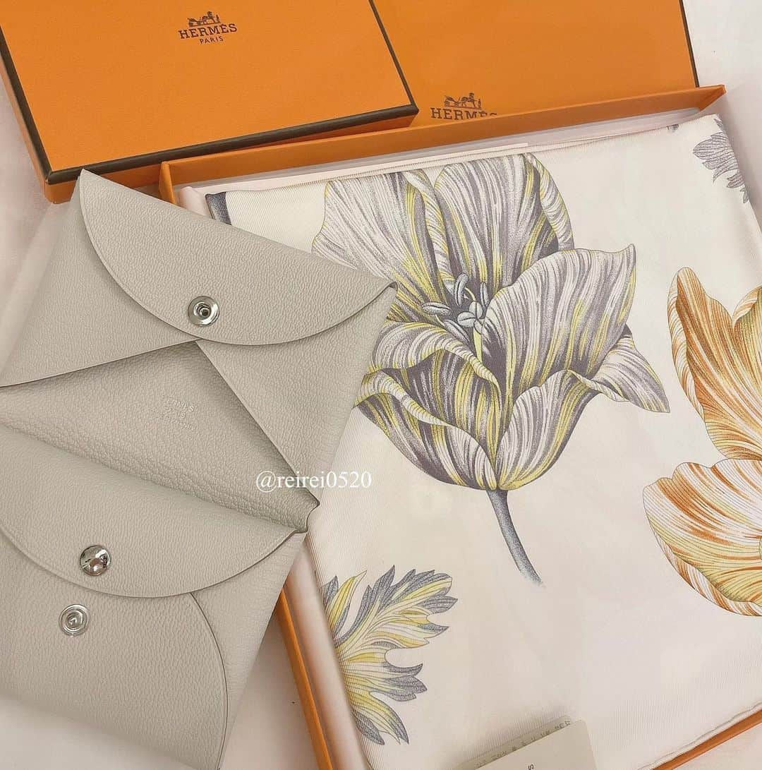 のインスタグラム：「カジュアルカラーチョイスの担当さん🍊🤍  お古は母にあげてくシステム🍊  #hermes  #エルメス  #カルヴィデュオ  #🍊」