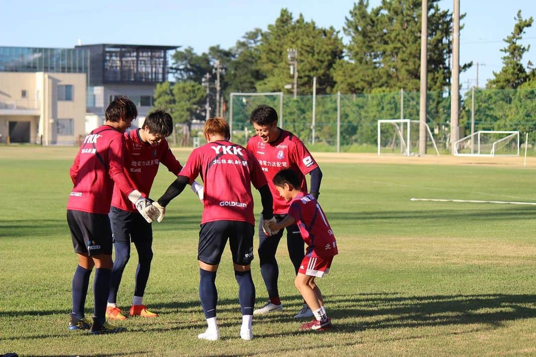 柴崎貴広さんのインスタグラム写真 - (柴崎貴広Instagram)「長男さん、3日間練習見学&ボール拾い  夏休みの良い思い出だね😊  日曜日の夜に帰るから、日曜日のトレーニングもしっかりボール拾いをしてもらいましょう⚽️  日曜日、怪獣さんもグランドでハイハイするかな👶🦖   #長男  #10歳  #GK  #夏休みの思い出」8月11日 23時50分 - shibasaki26