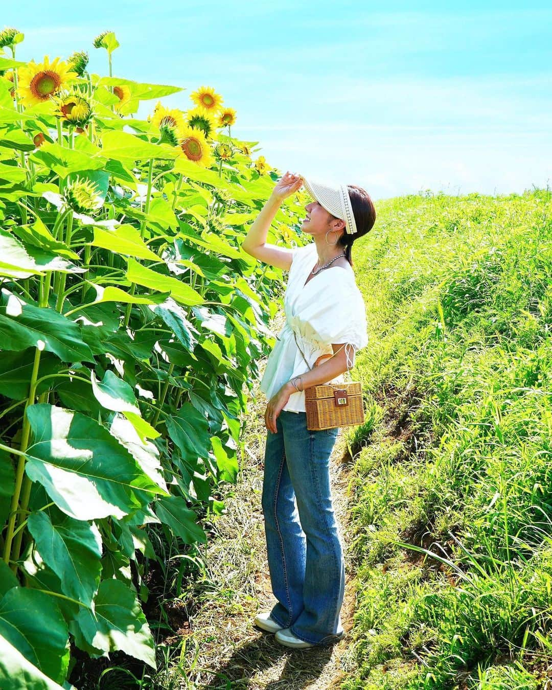 泉マリコのインスタグラム：「明野ひまわり畑に行った日のコーデ🌻 ひまわりといえば白ワンピに麦わら👒なのかな、と思いつつ白ワンピは色んな意味で着れないので。白トップスにデニム、麦わらのサンバイザーという実用性重視のチョイス☝️ 最近はこういうのがしっくり来る🥹 . @naturalbeautybasic_official の完売トップスと @yanuk_official の褒められデニム とってもお気に入り💕 . 子供たちは @kokomishop.sale でリンクコーデ🫶🫶 プチプラだけど、ここの服着てるとよく褒めてもらえるよ🥰 . それから雨で土がぬかるんでいると結構危険なので、スニーカーで行くことをオススメします😘 . 私が行った時はまだ咲き始めでしたが、今はもう全部咲き切っているはず🌻夏の思い出づくりにぜひ🚗✨ . . #北杜市明野サンフラワーフェス #ほくとサンフェス #サンフェス #明野ひまわり畑 #ひまわり #ひまわり畑 #サンフラワー #山梨観光 #北杜市観光 #ほくとサンフェスフォトコン2023 #北杜市」