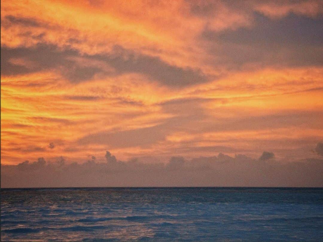 ファン・ビンビンさんのインスタグラム写真 - (ファン・ビンビンInstagram)「Sunset by the beach.」8月11日 23時53分 - bingbing_fan