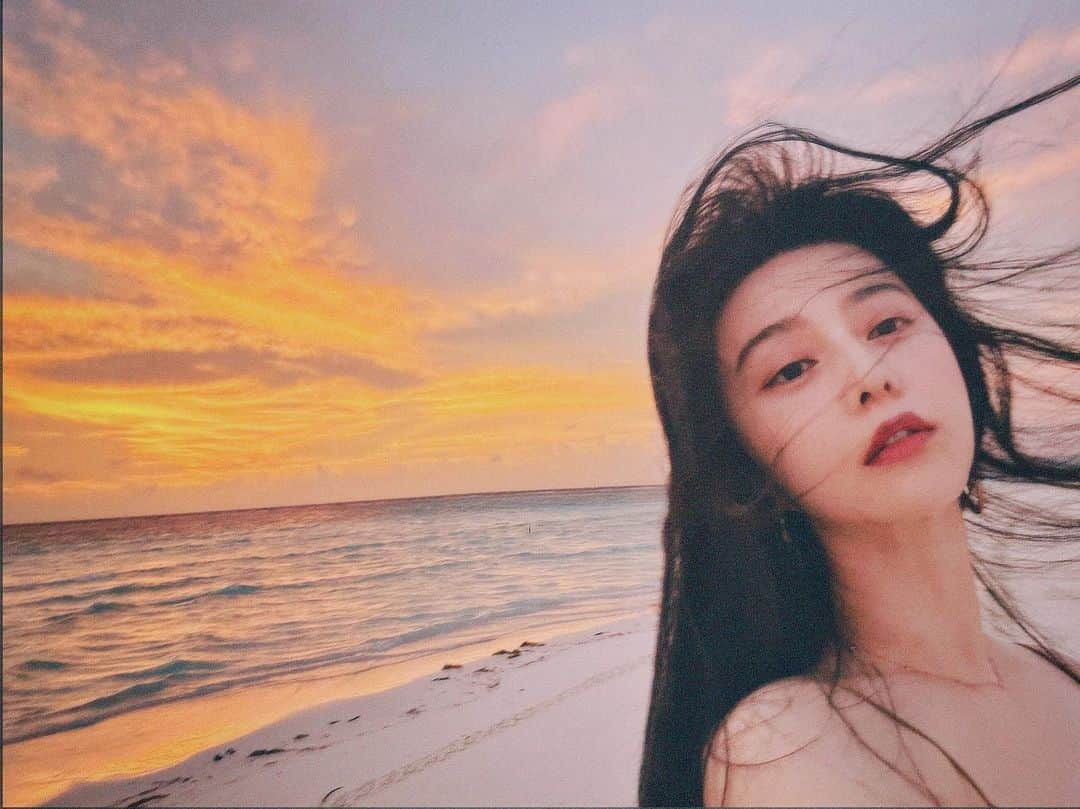 ファン・ビンビンさんのインスタグラム写真 - (ファン・ビンビンInstagram)「Sunset by the beach.」8月11日 23時53分 - bingbing_fan