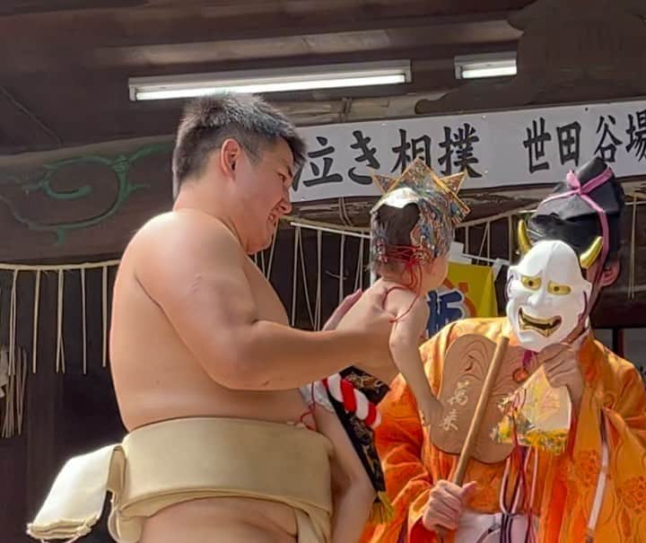 肘井美佳のインスタグラム：「Crying Baby Sumo Contest. It is said that babies' tears encourage good health and drive away any evil spirits.   オトートさんが泣き相撲に参加しました。  すでに泣いているところにさらに追い打ちをかけられてちょっと可哀想だなとは思いつつ笑って見てしまいました。  赤ちゃんの泣き声が厄除けになり赤ちゃんも強くなるとのこと。 こんなに頑張ったんだからきっとそうなったのでありましょう。じゃないと報われない！  取り組みが終わるや否やオネーさんが土俵に駆け寄っていたことに1人っ子の私は萌えました…（美しい姉弟愛）  泣き相撲は400年以上の歴史があるそうです。また新たな歴史の一ページを作ったオトートさん、お疲れさまでした。  #cryingbabysumo #japanesesumo  #泣き相撲 #オトートさんが横綱の番付表ももらった #取り組み後はケロッと #泣いたカラスがもう笑った」