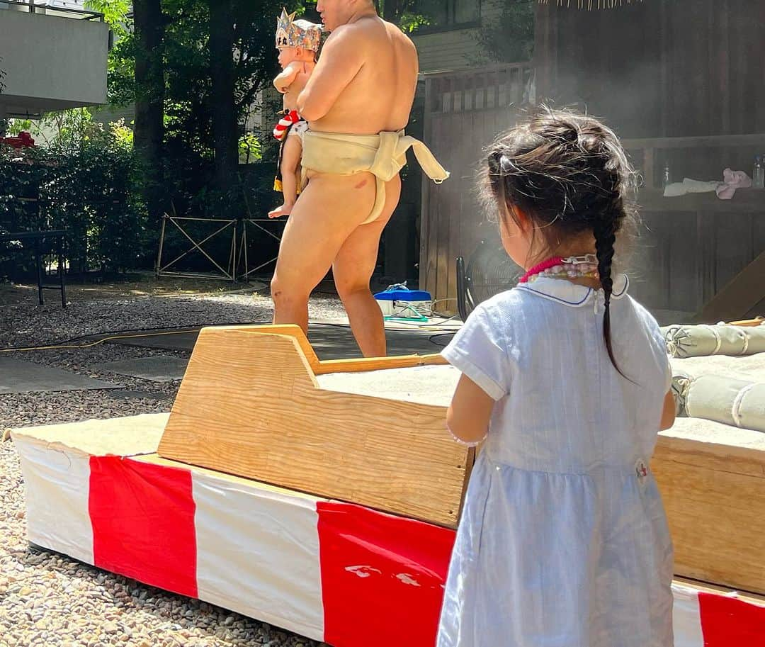 肘井美佳さんのインスタグラム写真 - (肘井美佳Instagram)「Crying Baby Sumo Contest. It is said that babies' tears encourage good health and drive away any evil spirits.   オトートさんが泣き相撲に参加しました。  すでに泣いているところにさらに追い打ちをかけられてちょっと可哀想だなとは思いつつ笑って見てしまいました。  赤ちゃんの泣き声が厄除けになり赤ちゃんも強くなるとのこと。 こんなに頑張ったんだからきっとそうなったのでありましょう。じゃないと報われない！  取り組みが終わるや否やオネーさんが土俵に駆け寄っていたことに1人っ子の私は萌えました…（美しい姉弟愛）  泣き相撲は400年以上の歴史があるそうです。また新たな歴史の一ページを作ったオトートさん、お疲れさまでした。  #cryingbabysumo #japanesesumo  #泣き相撲 #オトートさんが横綱の番付表ももらった #取り組み後はケロッと #泣いたカラスがもう笑った」8月11日 23時54分 - mikahijii