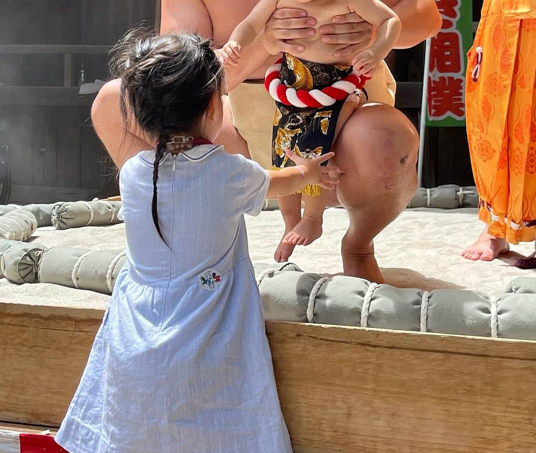 肘井美佳さんのインスタグラム写真 - (肘井美佳Instagram)「Crying Baby Sumo Contest. It is said that babies' tears encourage good health and drive away any evil spirits.   オトートさんが泣き相撲に参加しました。  すでに泣いているところにさらに追い打ちをかけられてちょっと可哀想だなとは思いつつ笑って見てしまいました。  赤ちゃんの泣き声が厄除けになり赤ちゃんも強くなるとのこと。 こんなに頑張ったんだからきっとそうなったのでありましょう。じゃないと報われない！  取り組みが終わるや否やオネーさんが土俵に駆け寄っていたことに1人っ子の私は萌えました…（美しい姉弟愛）  泣き相撲は400年以上の歴史があるそうです。また新たな歴史の一ページを作ったオトートさん、お疲れさまでした。  #cryingbabysumo #japanesesumo  #泣き相撲 #オトートさんが横綱の番付表ももらった #取り組み後はケロッと #泣いたカラスがもう笑った」8月11日 23時54分 - mikahijii