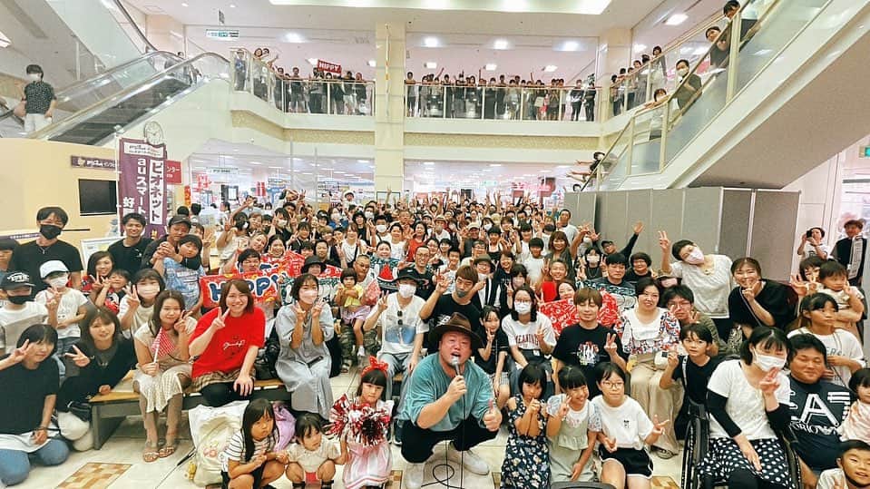 HIPPYのインスタグラム：「三次サングリーンにて ［夜明け-Be Alive-］リリースイベント-  お盆開幕となったこの日は お昼からたくさんのご来場 めっちゃんこ嬉しかったです！！！  今日も1人1人１枚１枚 大切に羽ばたいて行ってくれたNEW ALBUM 本当に本当にありがとうございます。  その後は庄原のNSウエストさんの納涼祭でLIVE こちらでも全身全霊自分が出せる全てを放出！！ CDもたくさんの方にお届けすることができました。  4年ぶりの開催！本当におめでとうございます そして僕を選んでくださり心からありがとうございます。  各チャートがまじですごいことになってます涙 広島から全国へ！世界へ！オリコン１位へ！  “できるわけない”を”みんなで”やろう  ぜひ今！！！ HIPPYのアルバムをゲットよろしくです  “できるわけない”を”みんなで”やろう あなたとの出会い！これまでの応援に心から感謝します  -NEW ALBUM［夜明け-Be Alive-］リリースイベント- 8/12（土）13:00 ゆめタウン福山　ポートモール 8/12（土）19:20 ひろしま盆ダンス ひろしまゲートパークプラザ 8/13（日）15:00 / 17:00 茨城県 龍ケ崎サプラスクエア特設会場 8/14（月）12:00 / 15:00 愛媛県 エミフルMASAKI Green Court http://hippy-web.com/schedule/  6年ぶりのNEWアルバム［夜明け-Be Alive-］ 2023/8/9発売、オリコン１位に向けて絶賛発売中！ http://hippy-web.com/news/20230521.shtml」