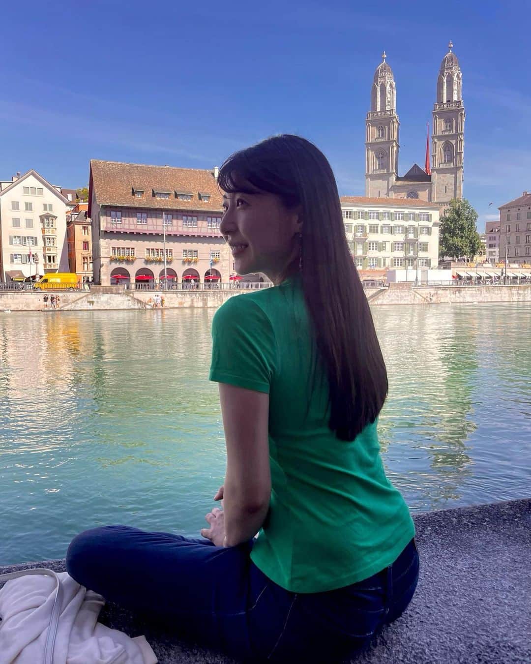 のインスタグラム：「Back in Zürich  チューリッヒの川と空の色とおそろい😆  💚👖  #zürıch #ootd #nofilter #limmat #grossmünster」