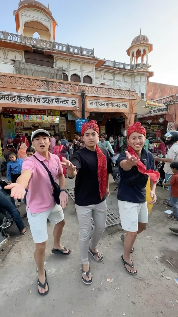 坂崎裕介のインスタグラム：「Bikin tarian ala Bollywood waktu pergi ke “Pink City” (Jaipur), India. Wkwkkw😂 Jangan lupa nonton vlognya ya udah tayang~」