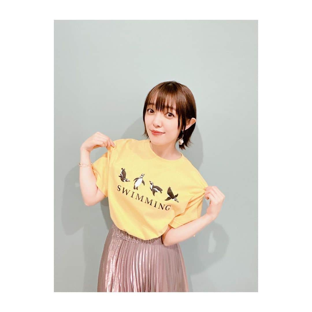 佐藤聡美さんのインスタグラム写真 - (佐藤聡美Instagram)「* * *  8月12日に行われます 「Free!」10周年スペシャルイベント 前夜祭【特別版イワトビちゃんねる】では 幼少期を演じた我々が、ラジオで皆様からのメールを読んだり 色んなお喋りをする様子をお聞きいただけるそうです！  収録は、すでに終えていて YouTubeの方でも限定公開されているものもあり。  明日に向けて、皆様の楽しむ準備をお手伝いできたり 当日も笑顔で楽しんでもらえるよう、彩をそえられたら…と 私自身ドキドキしながら参加させていただきました☺️  * *  アニメでは、なかなか演じる機会がなく ずーーーっと憧れていた男の子役。 渚くんにその夢を叶えてもらって以来 私にとっても、彼は特別な存在です。  ひまわりの様な明るい笑顔と 素直な振る舞いが大好き！  収録の際、マイク前に立つだけで 心からぶわーっと宝石やキラキラしたものが 溢れ出てくる感覚になるので 多幸感がすごくてすごくて…いつも 収録が終わった帰り道はハッピーでした✨✨  渚くん、ありがとう。  これからもどうか、ひまわりのような笑顔で みんなを幸せにしてね🌻  * * *  収録の日は、渚くんをイメージした お洋服にしてみました🐧💛  * *  渚くん、そして花ちゃんも！ 2人とも本当にありがとう✨✨  またいつか、会えたらいいな☺️  * * * *  #Free #フリー #10周年  #ラジオ #松元恵 さん #ゆきのさつき さん #渡辺明乃 さん #葉月渚  #幼少期  #💛 #ありがとう  #🐧 #佐藤聡美」8月12日 0時04分 - sugar_me58