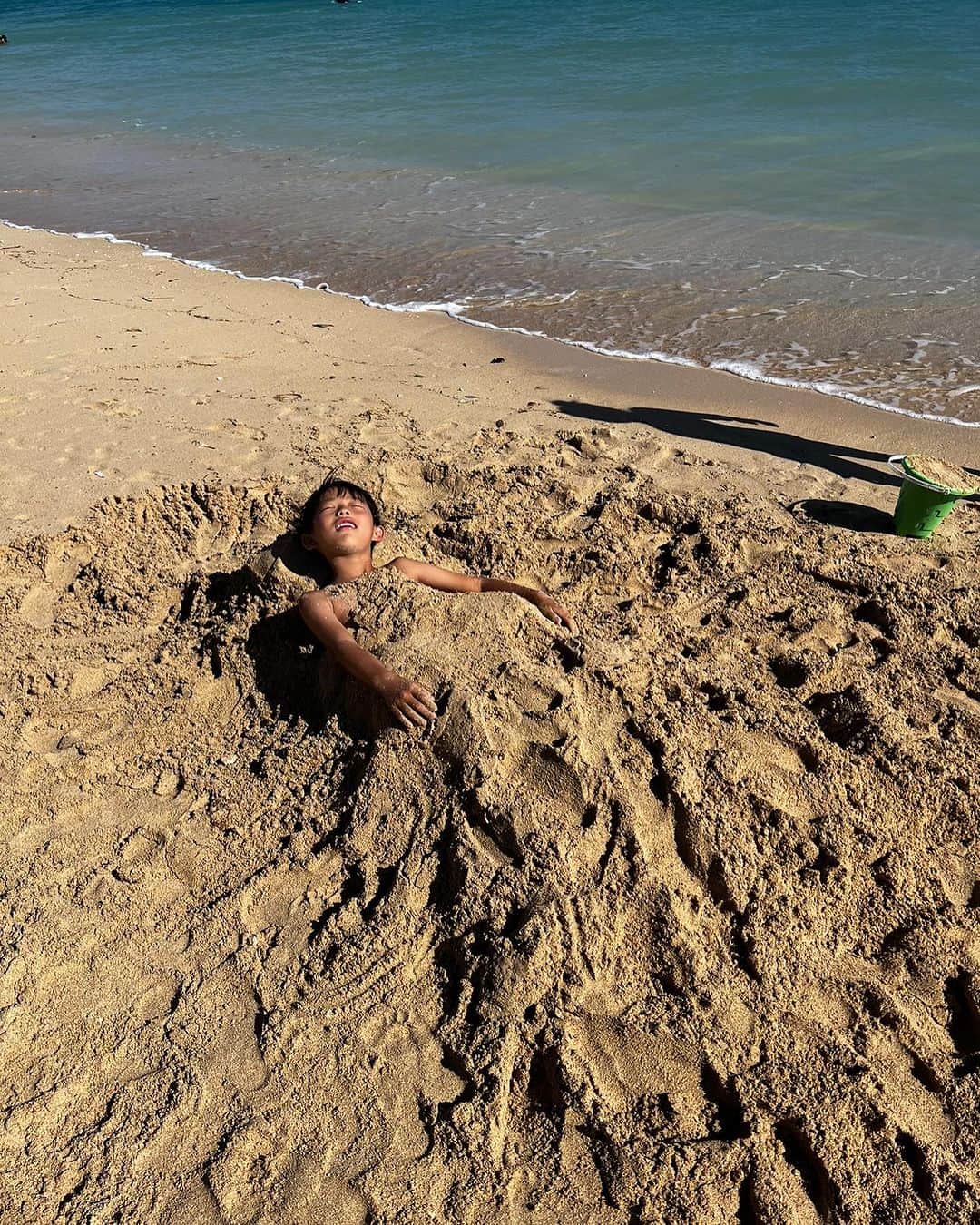 亀恭子さんのインスタグラム写真 - (亀恭子Instagram)「一度やってみたかったみたい。  子供達真っ黒 📷/2  夏満喫してるね☺︎  #2023summer #vacation #hawaii #relax」8月12日 0時07分 - kame_kyo