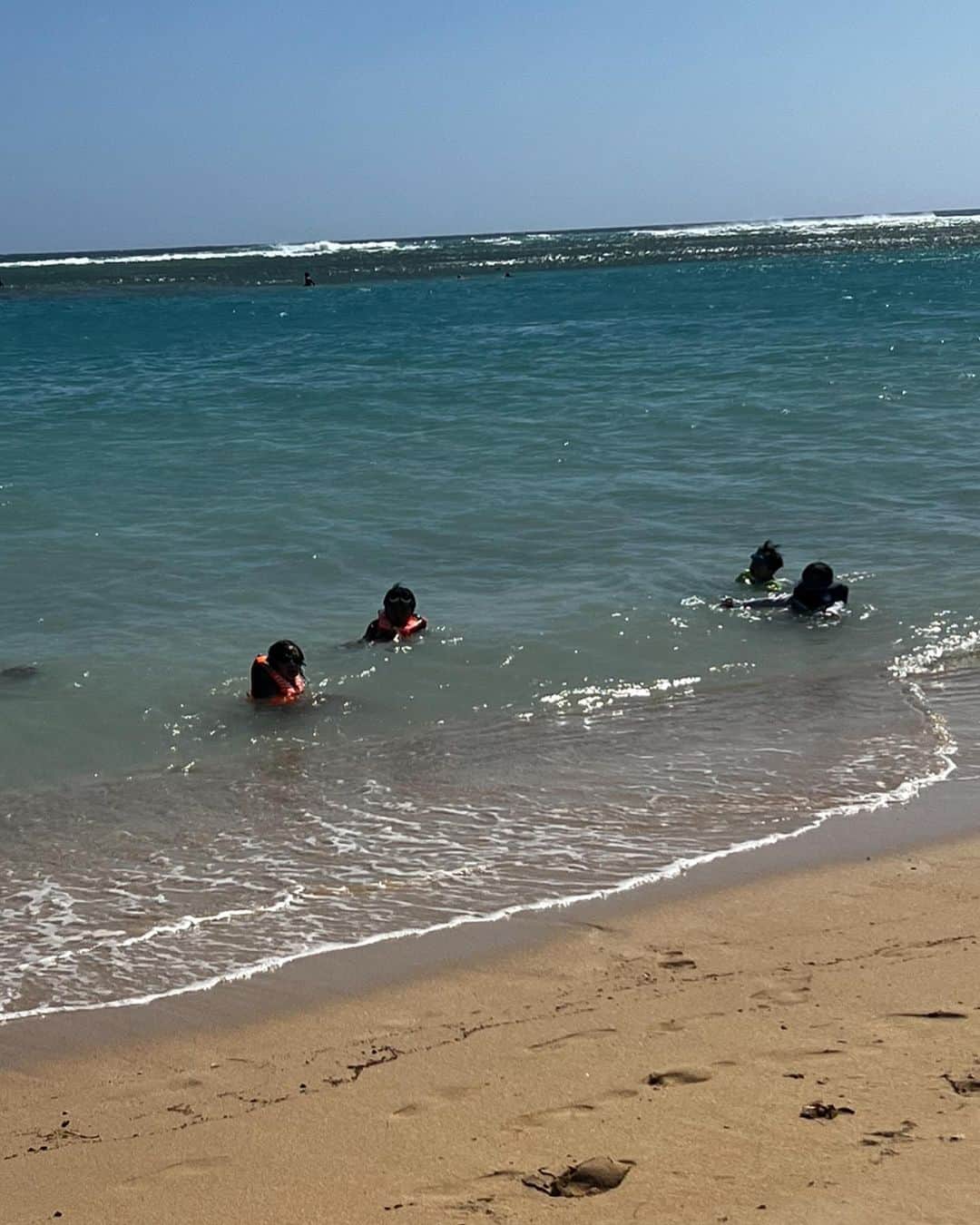 亀恭子さんのインスタグラム写真 - (亀恭子Instagram)「一度やってみたかったみたい。  子供達真っ黒 📷/2  夏満喫してるね☺︎  #2023summer #vacation #hawaii #relax」8月12日 0時07分 - kame_kyo