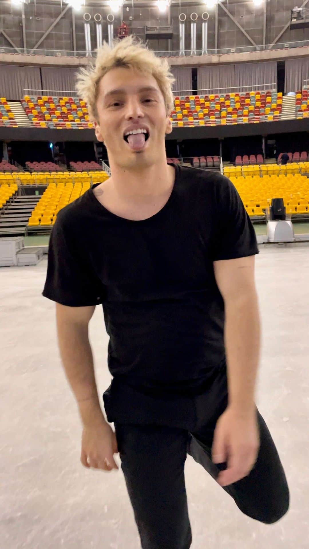 jotipolizoakisのインスタグラム：「#CopaVacia 🧜🥵 @shakira i love this song & u so so much!!!! I don’t understand a word but I’m trying lol!!!!!」