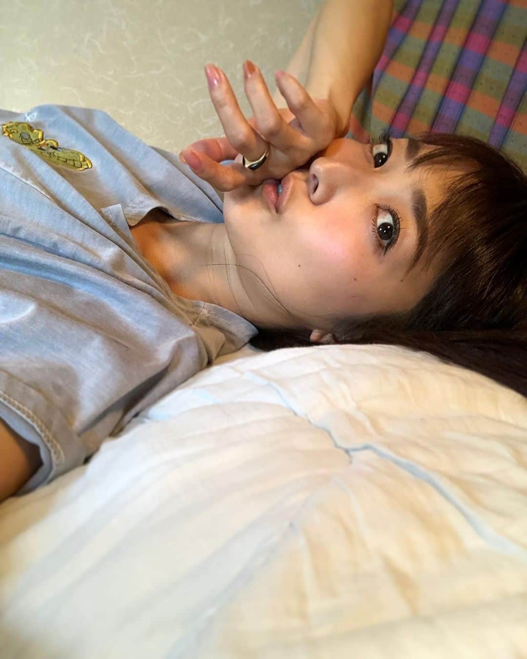 大澤有紗のインスタグラム：「明け方に右脚のふくらはぎが攣って、なんとか山を越えて眠りについたけど、１日経ってもまだ痛い。 ここ１年くらいで急に脚攣り開花したもので、じょうずに攣れないんだよなきっと。 いや、うまく攣りから脱出出来ないっていう方が正しいのかな🤔 いや、そもそも脚が攣るって一体なんなんだ🫠 攣りマスターいたら上手な攣り方教えてください🙏🏻 とりあえず湯船であったまってぐぅすか寝ます😴  #おやすみなさい #脚が攣る #筋肉コントロール #ひたすら耐えてる #筋肉」