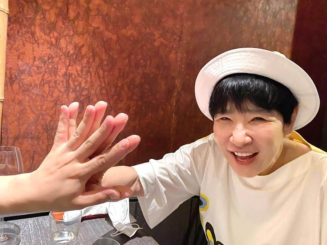 木村昴さんのインスタグラム写真 - (木村昴Instagram)「🖐️アッコさんの手がぼくのよりも大きくて、木村ちびる。」8月12日 0時20分 - kimura_subaru