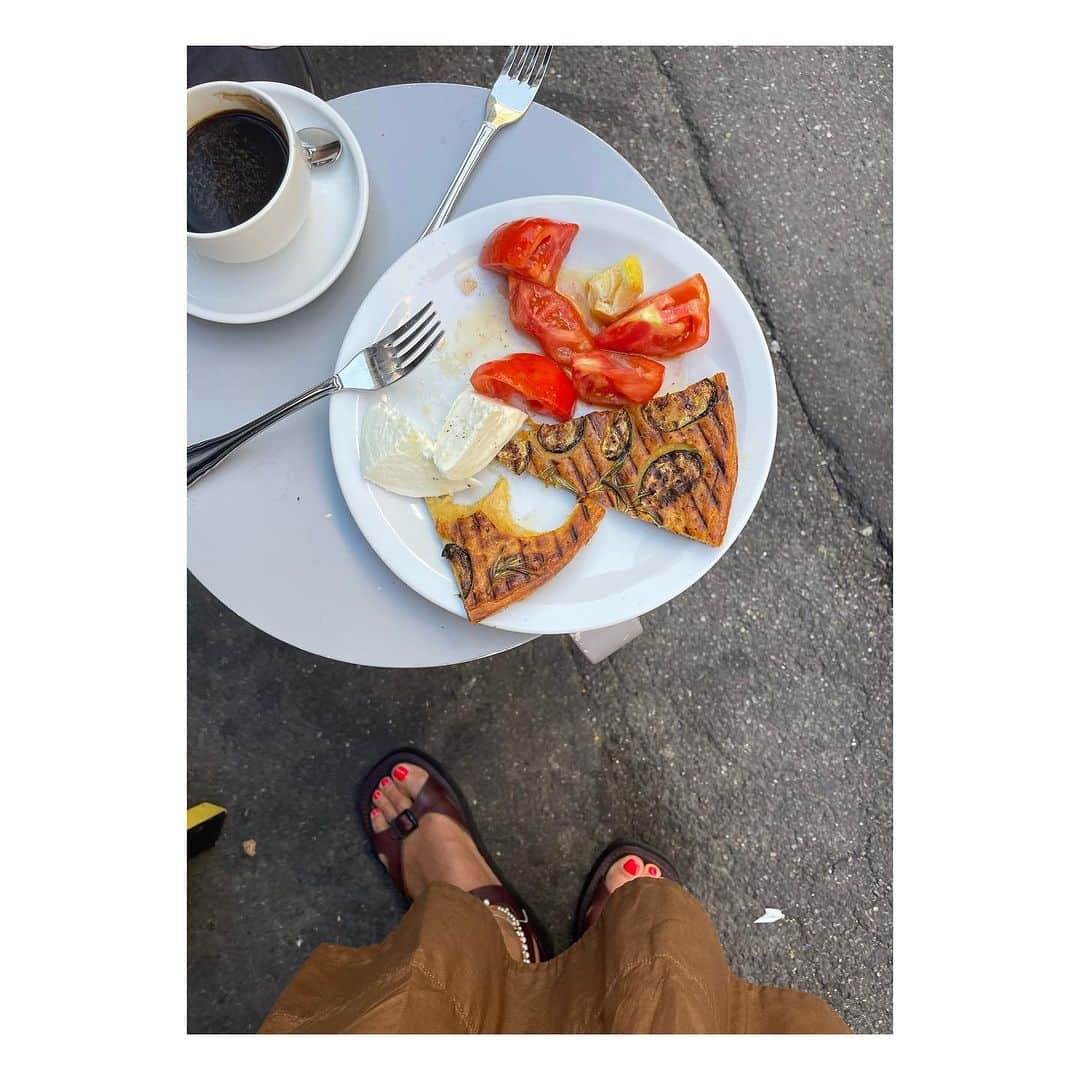 リカさんのインスタグラム写真 - (リカInstagram)「Short Stop 🛑 Copenhagen  Always a pleasure to visit You .  This time friends introduce us to @kobenhavns_mobelsnedkeri wow amazing community of Artist craftsmanship and their own cafe @sneezingfruits . Quick lunch @italocaffe_ .  A visit to a beautiful corner @framacph . A late afternoon by my friend @rabens_apartment shopping some big beautiful pots .   Weather was not on the sunny side but then a trench  @mackintoshofficial_uk was good to have in the bag ;)   #copenhagen #❤️ #shortvisit #citywithtaste」8月12日 0時21分 - rikastudios_