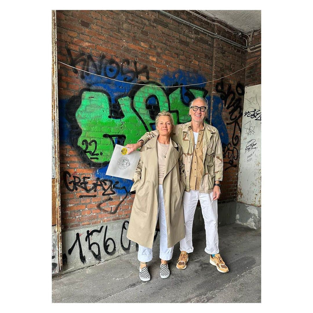 のインスタグラム：「Short Stop 🛑 Copenhagen  Always a pleasure to visit You .  This time friends introduce us to @kobenhavns_mobelsnedkeri wow amazing community of Artist craftsmanship and their own cafe @sneezingfruits . Quick lunch @italocaffe_ .  A visit to a beautiful corner @framacph . A late afternoon by my friend @rabens_apartment shopping some big beautiful pots .   Weather was not on the sunny side but then a trench  @mackintoshofficial_uk was good to have in the bag ;)   #copenhagen #❤️ #shortvisit #citywithtaste」