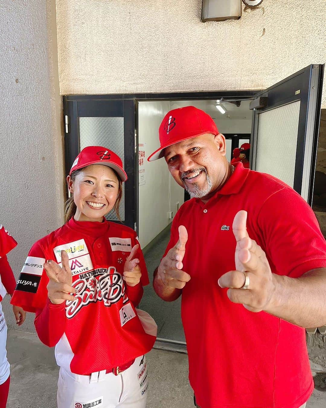 磯崎由加里のインスタグラム：「本日の試合ラミレスさんが来てくださってました〜☺️！ とーっても優しく素敵な方でした✨  @ramichan3   #野球  #女子野球 #アレックスラミレス さん #ラミちゃん  #ゲッツ」