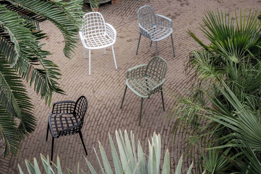 ZUIVERのインスタグラム：「Comfort, style, weatherproof and a timeless design: that is the Albert Kuip Garden armchair for you. Which colour is your favourite?」