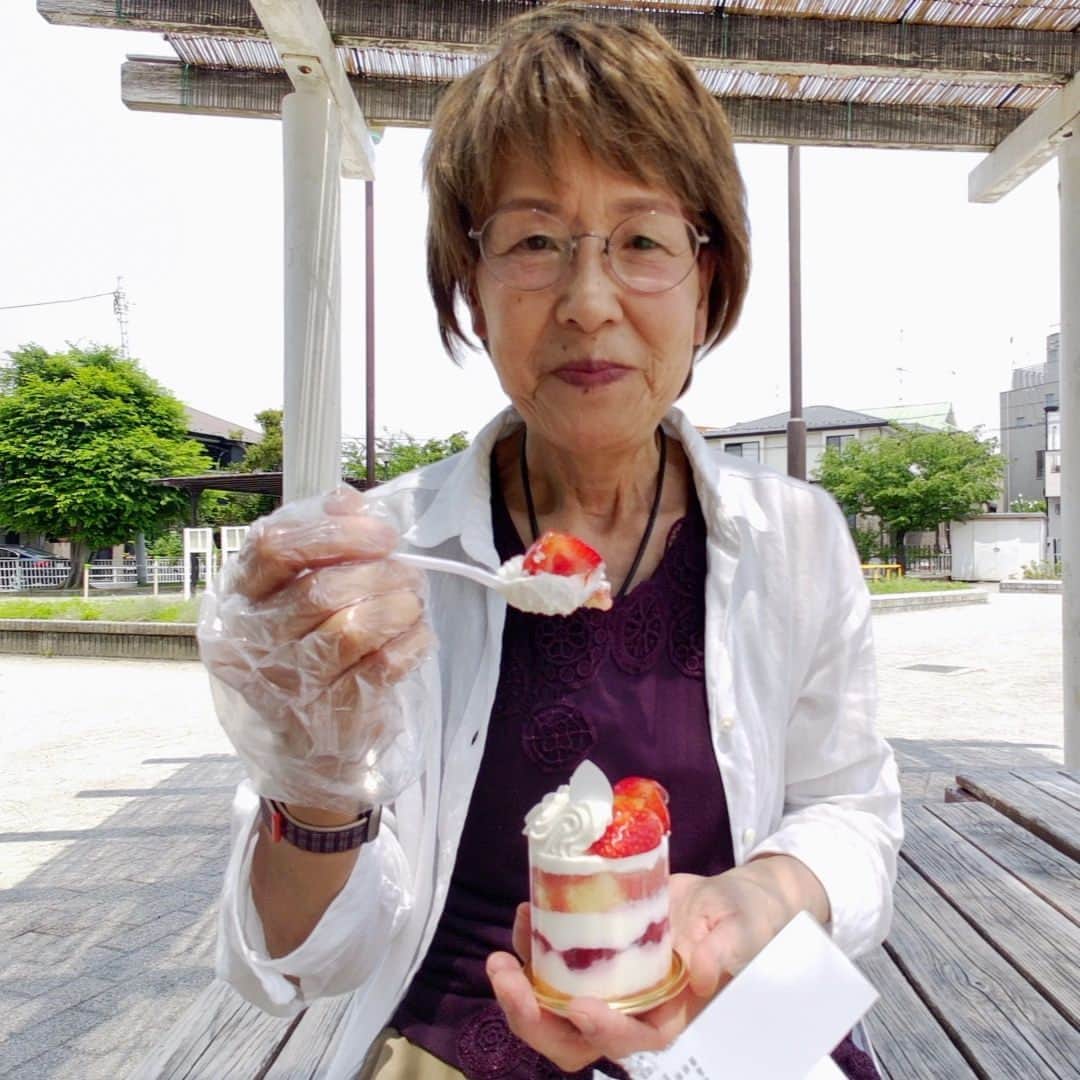 Cooking with Dogのインスタグラム：「Chef enjoyed the strawberry cake and cream puff from the confectionery ENTREE! 👩‍🍳😋 She believes they are using high-quality fresh cream. They were absolutely delicious♪ 🍰 菓子工房アントレの苺のケーキとシュークリームいただきました！😍 良質の生クリーム使ってるのかな。とっても美味しかったです♪」
