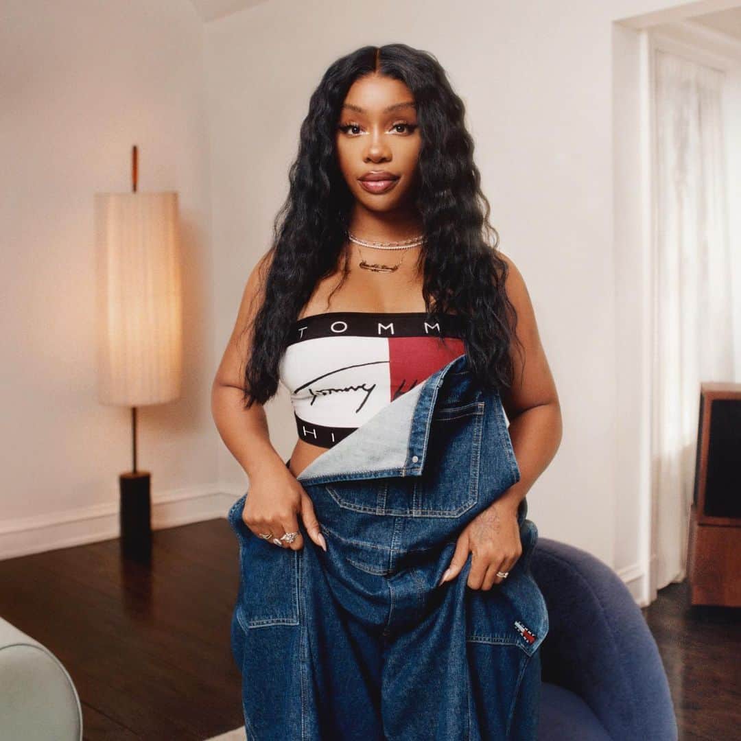 Tommy Hilfigerさんのインスタグラム写真 - (Tommy HilfigerInstagram)「Today's classics, worn by the voice of tomorrow. #SZA and her friends in all-American icons. #TommyHilfiger #TommyFamily」9月10日 5時15分 - tommyhilfiger