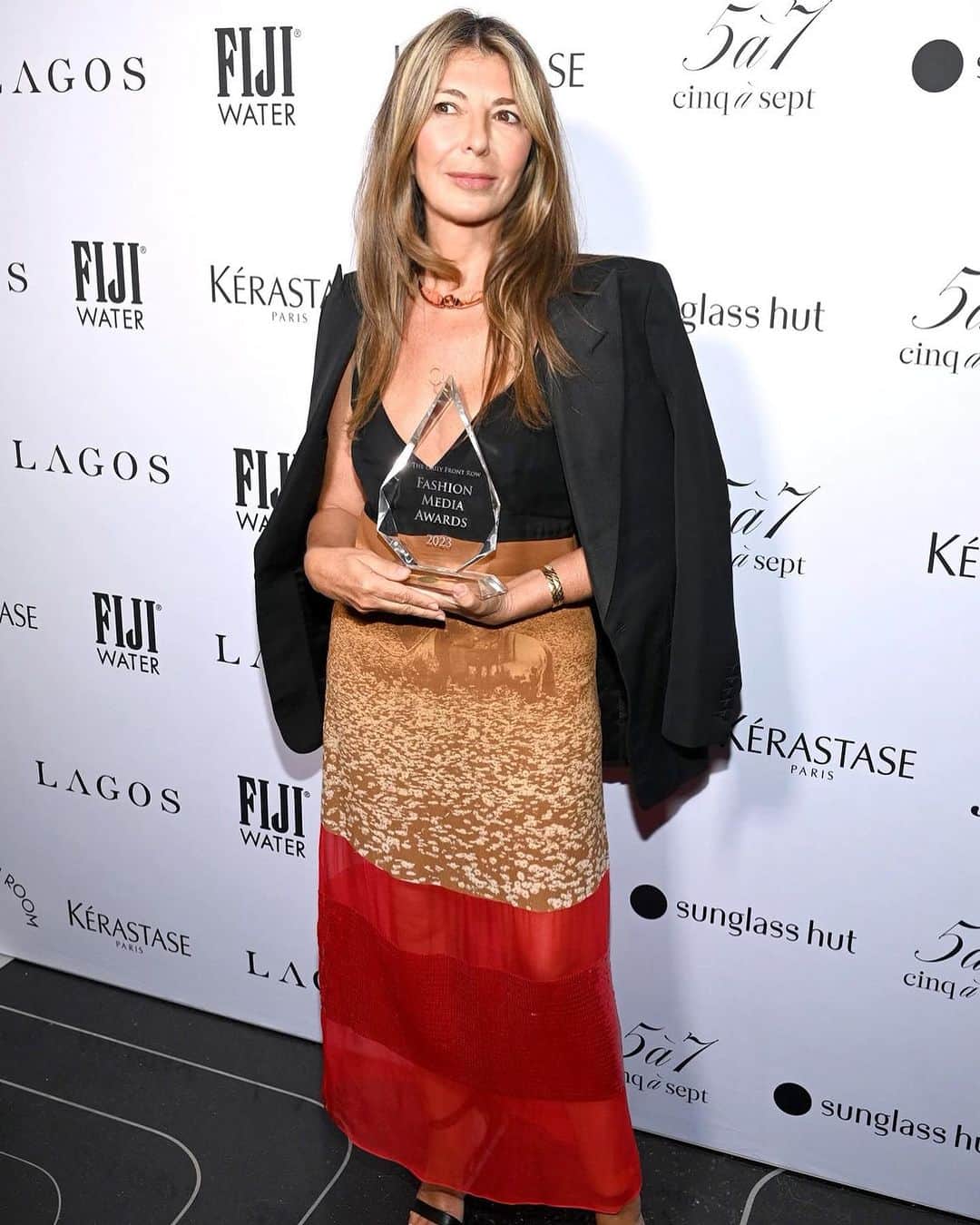 ELLE Magazineのインスタグラム：「The stars came out to celebrate @dailyfrontrow's 2023 Fashion Media Awards at the iconic Rainbow Room last night, during which ELLE editor-in-chief @ninagarcia accepted the honor of Magazine of the Year on behalf of the ELLE team.   “In many ways, our magazine was made for this very moment,” she told the audience. “It is not an easy time to be creative.…This is what makes this night so special, where we can come together as a community and celebrate true innovation.”   Swipe through to see more images from the evening, and click the link in bio to read #NinaGarcia's full acceptance speech.」