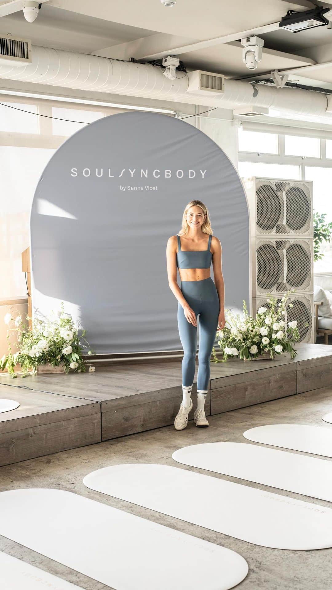 サンヌ・ヴロートのインスタグラム：「Our very first Soul Sync Body pilates community event came to reality in NYC and it was a magical one.🥺  Every single encounter has been so special! It’s inspiring to hear your stories,  journeys and growth. It truly fuels Soul Sync Body and myself.   These events are all about connection. Finding connection with yourself, with other like-minded people in the community. Thank you everyone for coming out, we are so excited to be hosting more of these! Drop a comment to let me know where we should come next!  Our yoga mats will be launching in 2 weeks so make sure to stay tuned on our page! ❤️   Special thankyou to @isleofus preparing all our Soul Sync Kitchen recipes - Turmeric Bone Broth, Berry Date Balls & Green Goddess sandwiches!」