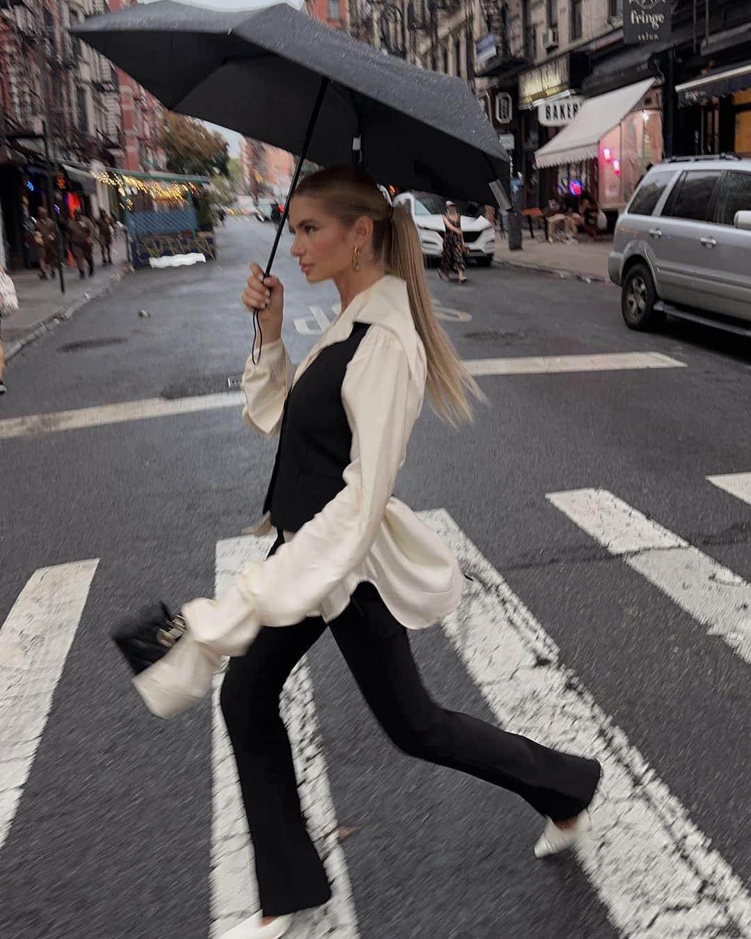 Xenia Adontsのインスタグラム：「Fashion week???? I’m fashion strong! 🤪 starting off with @helmutlang who’s been on mine and everybody’s mood boards since the 90s and ending with a wet shoot (and Jürgen notably giving me shit for my running style in heels „Nobody runs like this“ well guessed I proved him wrong! The sims runs like this!)」