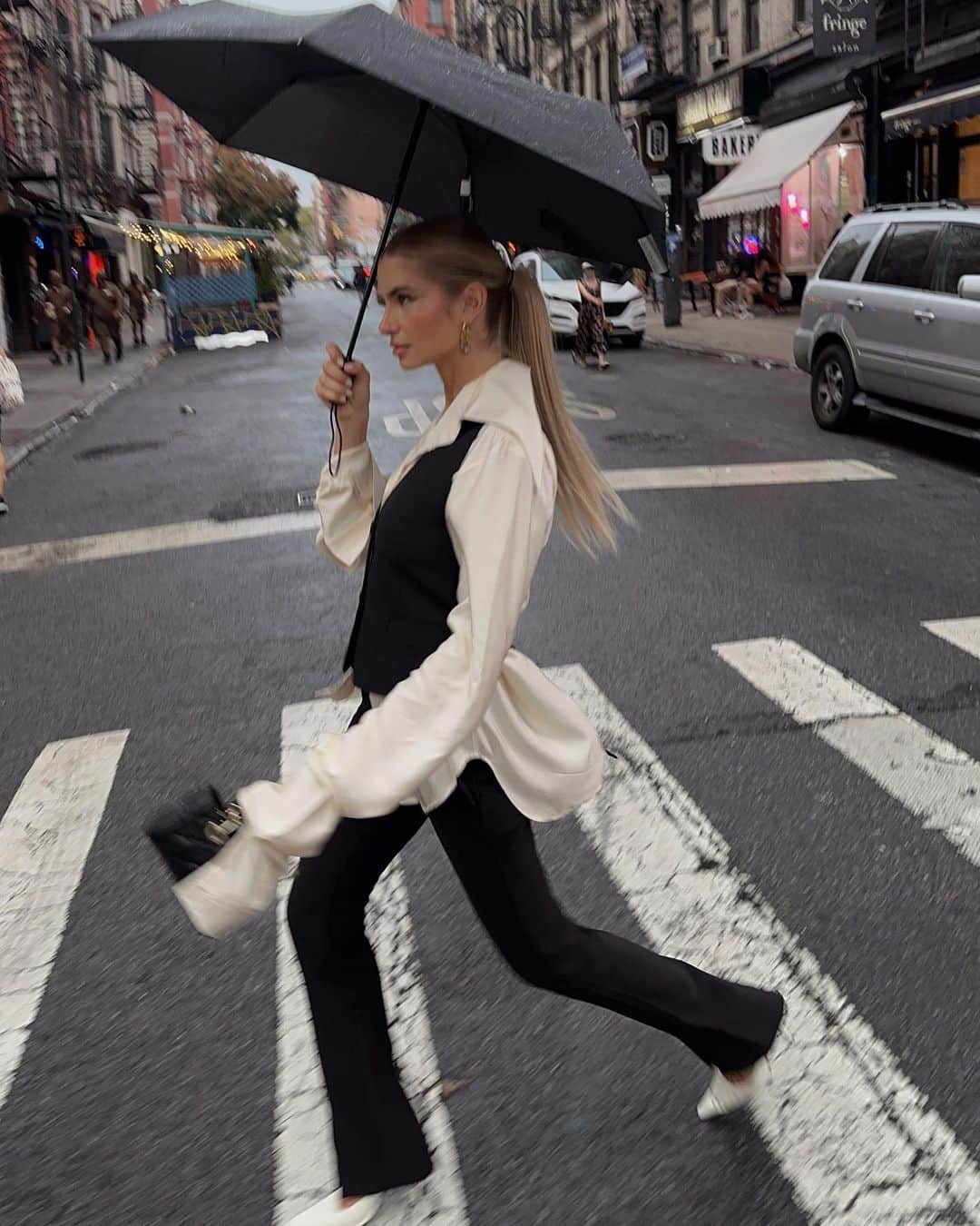 のインスタグラム：「Fashion week???? I’m fashion strong! 🤪 starting off with @helmutlang who’s been on mine and everybody’s mood boards since the 90s and ending with a wet shoot (and Jürgen notably giving me shit for my running style in heels „Nobody runs like this“ well guessed I proved him wrong! The sims runs like this!)」