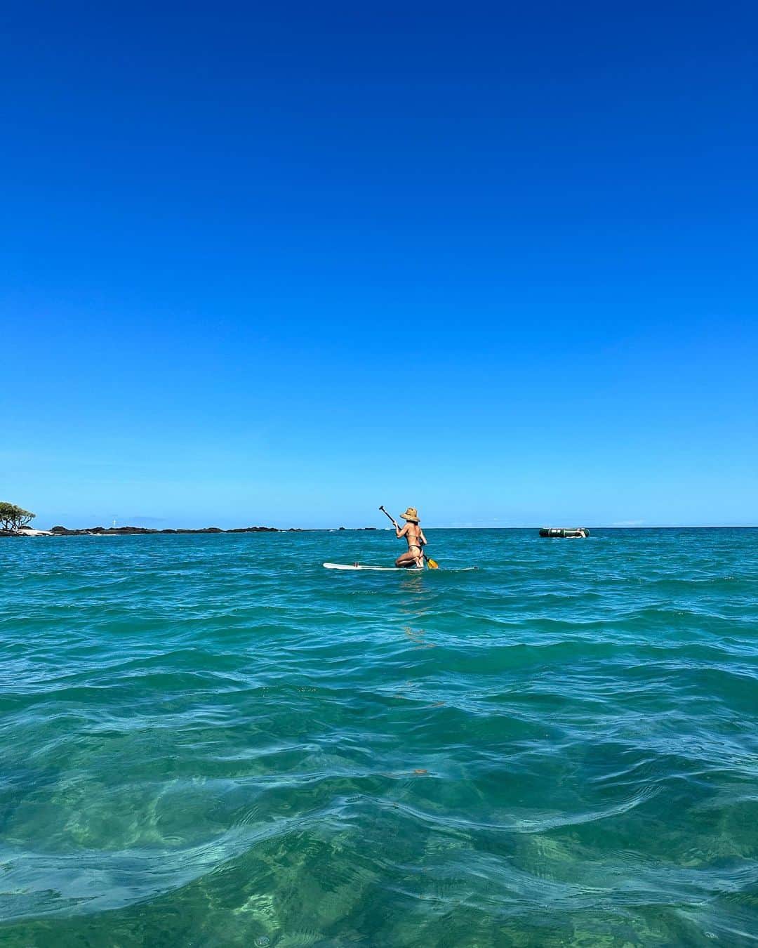 マギー・Qさんのインスタグラム写真 - (マギー・QInstagram)「Paddle boarding and kayaking are great exercise. But honestly, I just love being out on the water, with marine life all around me!   What’s your favorite water sport?🌊」9月10日 4時05分 - maggieq