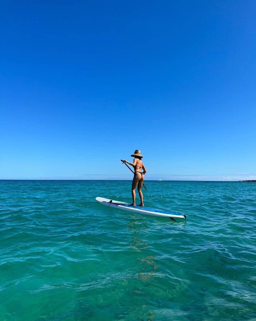 マギー・Qのインスタグラム：「Paddle boarding and kayaking are great exercise. But honestly, I just love being out on the water, with marine life all around me!   What’s your favorite water sport?🌊」