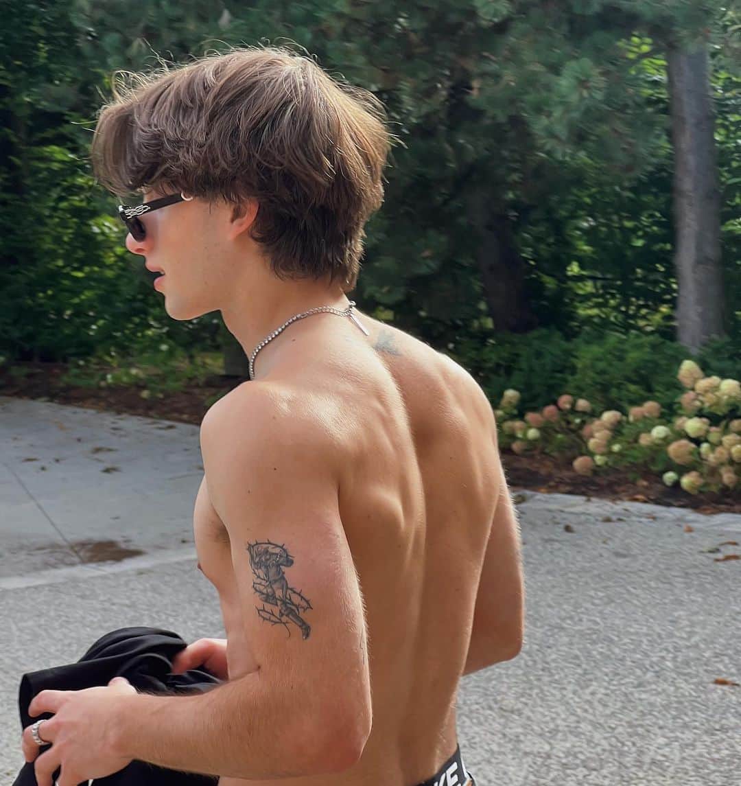 ジョニー・オーランドのインスタグラム：「I guess summer’s over」