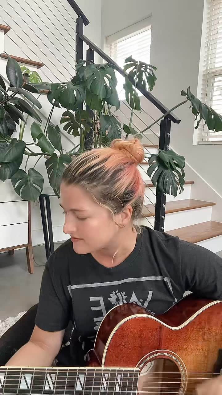 キャサディー・ポープのインスタグラム：「“Coma” acoustic 🖤」