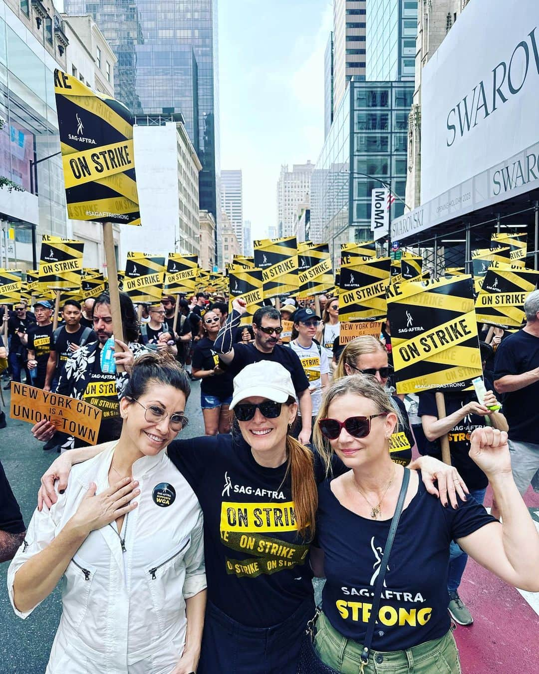 ジュリアン・ムーアのインスタグラム：「On 5th Ave today at the New York City  Labor Day Parade! Proud to stand with @samantham01 @ginagershon @sagaftra @wgaeast and all the other great unions in NYC. #sagaftrastrong 💪 📸 @freundlich96」