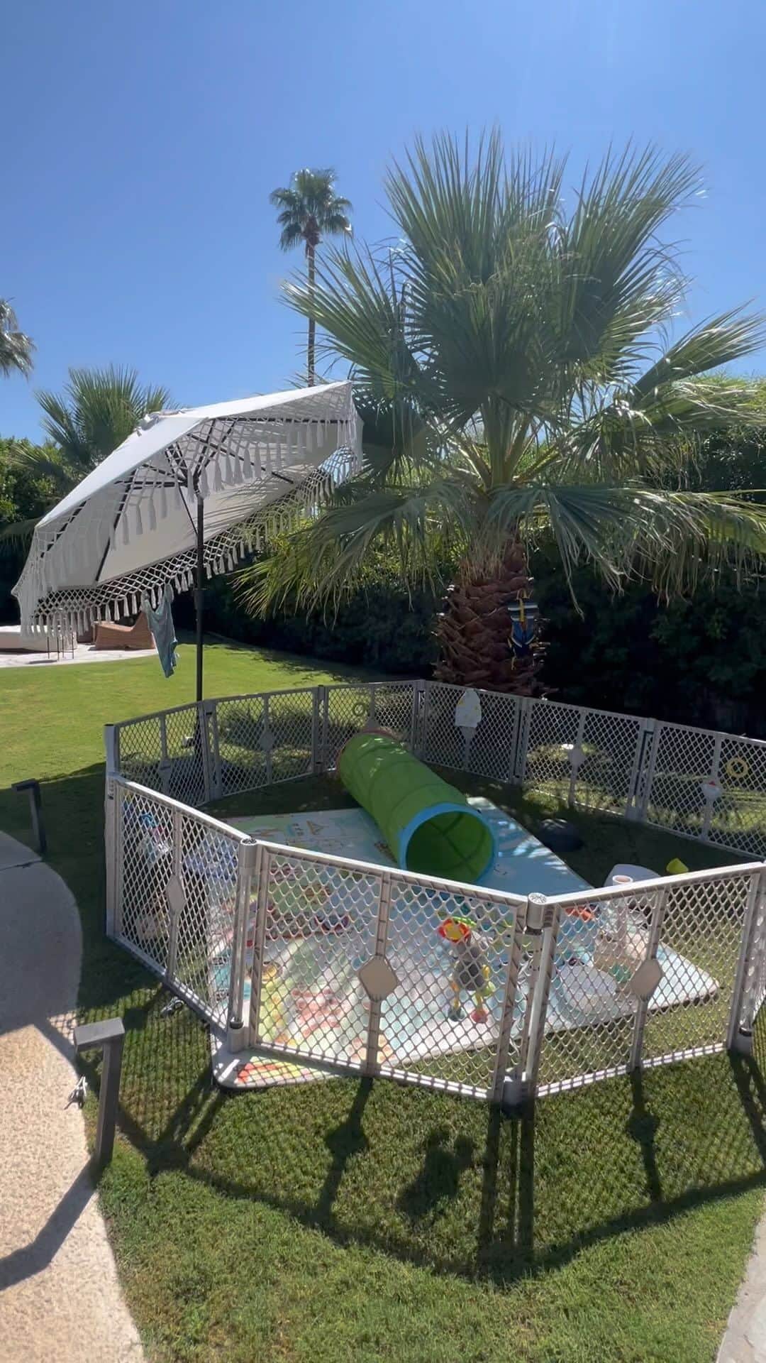 JO BAKERのインスタグラム：「First and last sizzle of summer…  just a taste of the good life for a second 🙏🏻🤍 Happy weekend everyone ‼️#singlemomlife」