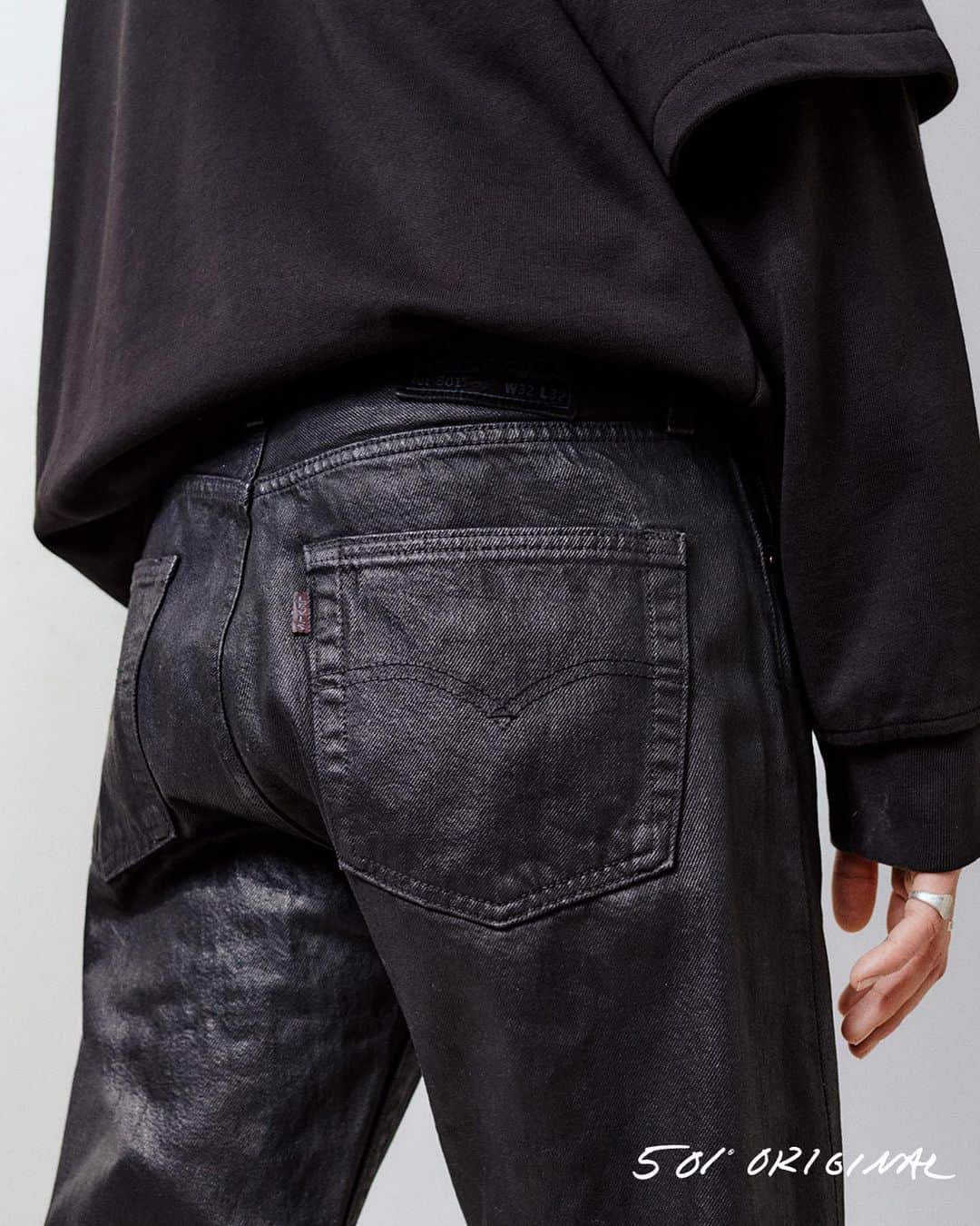 Levi’sさんのインスタグラム写真 - (Levi’sInstagram)「New wax-coated 501® Originals—for a versatile, lived-in look and a shine that stands out. Hit our stories or the link in bio to shop. #150YearsOf501」9月10日 4時37分 - levis